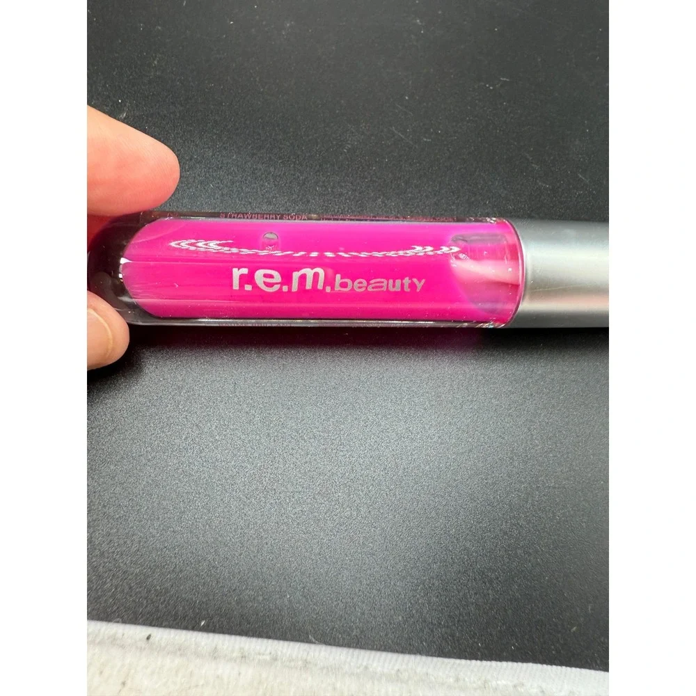 REM Beauty On Your Collar Plumping Lip Gloss Strawberry Soda New‎ Makeup